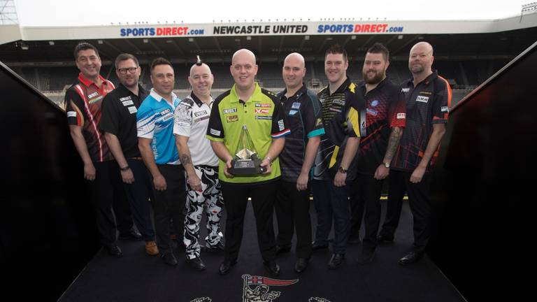 Michael van Gerwen met de zeven andere vaste Premier League-spelers (foto: Lawrence Lustig).