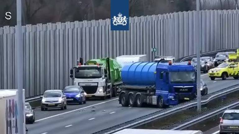 Een vrachtwagen belandde tegen de vangrail (foto: Rijkswaterstaat).