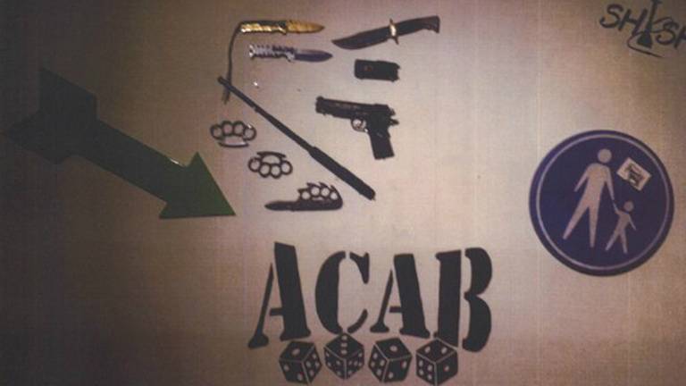 Op de foto die de politie heeft gedeeld zijn de letters A.C.A.B. te zien. Die letters staan voor: All Cop(per)s Are Bastards. Vertaald in het Nederlands: alle politieagenten zijn klootzakken.