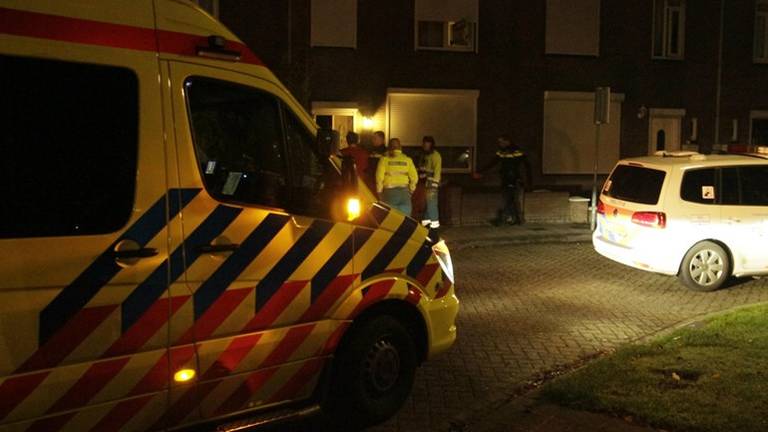 Hulpdiensten vingen het slachtoffer op in haar woning in Helmond. (Foto: Pim Verkoelen SQVision)