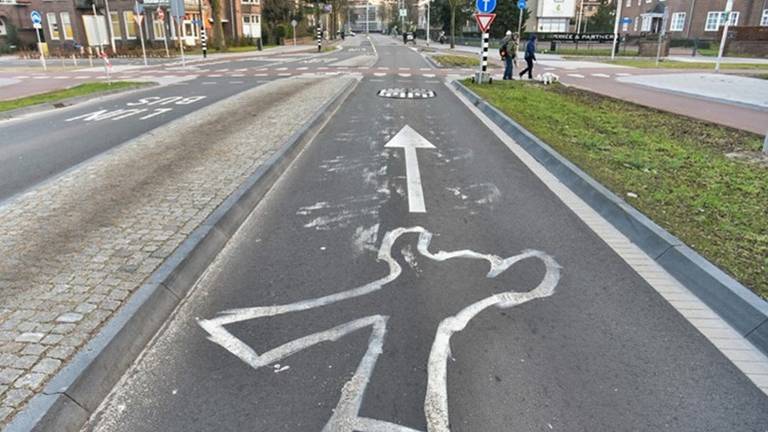Een tekening op het asfalt herinnert aan het dodelijk ongeluk. (Foto: Dave Hendriks SQ Vision)