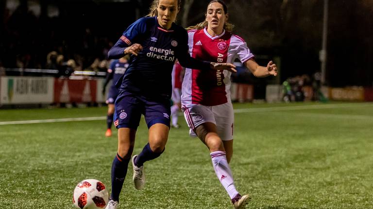 Anna Kristjandottir (links) namens PSV in duel met Marjolijn van den Bighelaar. (Foto: Orange Pictures)