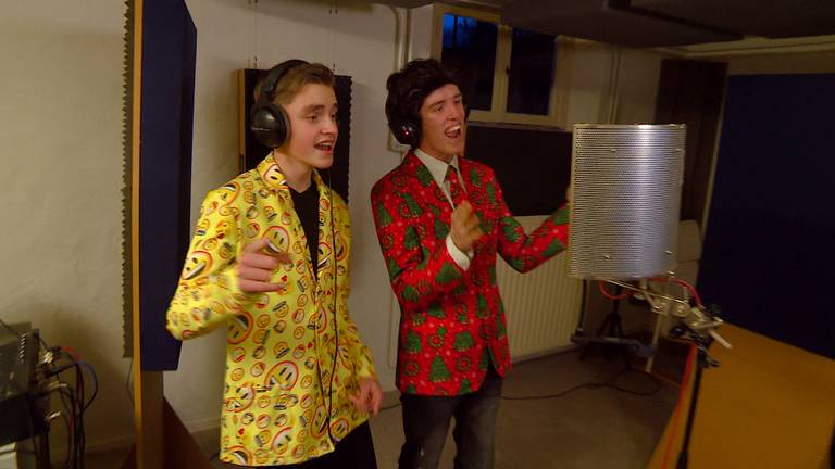Robin Stam (links) en Roel van der Kwast (rechts) zingen uit volle borst