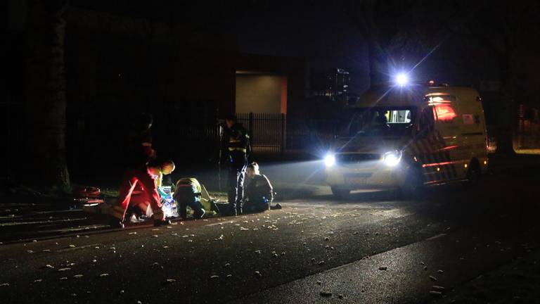 Een van de verdachten sprong in Deurne uit een auto (foto: Danny van Schijndel).