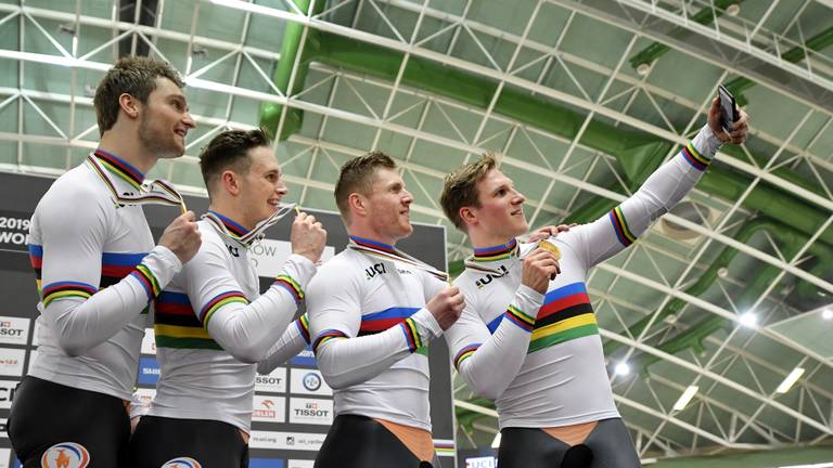 Tijd voor een regenboog-selfie na het behalen van de wereldtitel op de teamsprint. (Foto: VI Images)