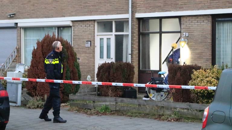 De politie doet onderzoek bij het beschoten huis (foto: Danny van Schijndel).