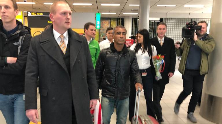 Veel belangstelling voor Romario op Schiphol. (Foto: Rogier van Son)