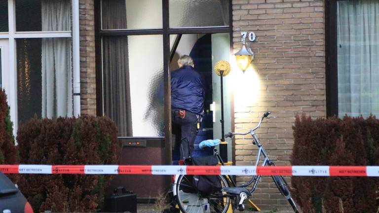 De politie onderzoekt de woning van het slachtoffer. ( Foto: Danny van Schijndel)