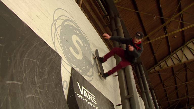 Talent Remco Erkeland op skatebaan Pier15 in Tilburg.