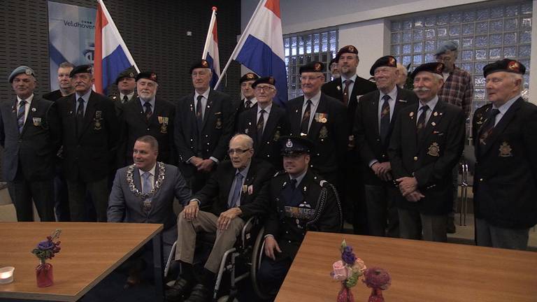 Hendrik Bouwens met burgemeester en mede-veteranen