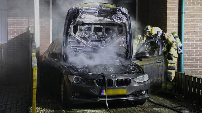 De brandweer bluste het vuur. (Foto: Gabor Heeres/SQ Vision)