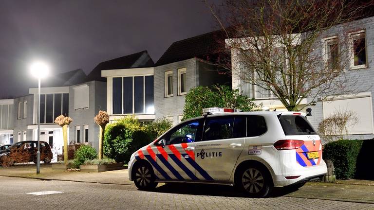 De politie onderzoekt de beroving aan het Laag Zand in Breda. (Foto: Erald van der Aa)