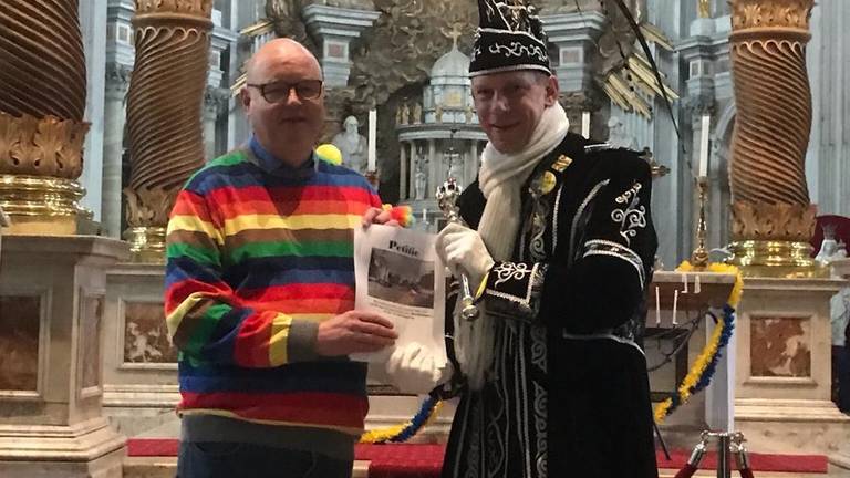 Pastoor Maikel Prasing en prins carnaval laten de petitie zien