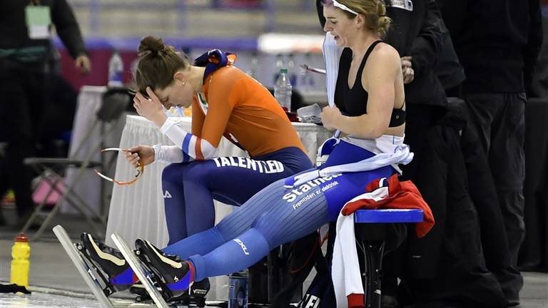 Ireen Wüst zit tijdens het WK Allround teleurgesteld op een bankje. Foto: VI Images/SCS/Huub Snoep.