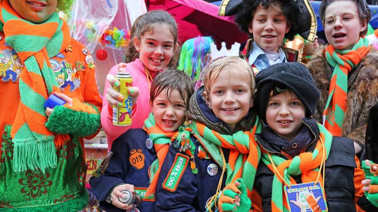 Feestje vieren in de regen (archieffoto: Karin Kamp)