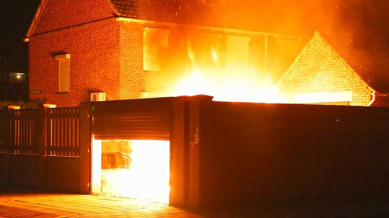 De auto ging in vlammen op. (Foto: Gabor Heeres/SQ Vision)