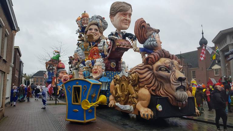 De grote wagen van carnavalsvereniging De Faant.