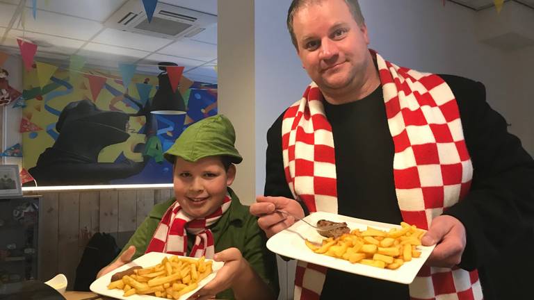 Smakelijk! Biefstuk met friet als ontbijt in ut Puitenol (Foto: Raymond Merkx)