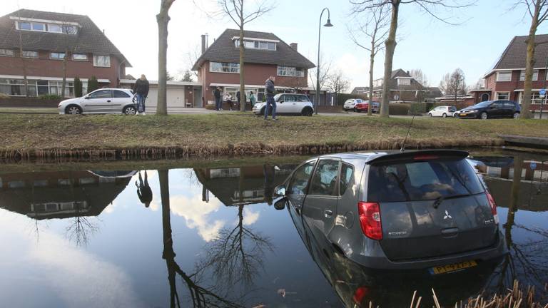 De auto raakte midden in de woonwijk te water (Foto: Pim Verkoelen/SQ Vision Mediaprodukties)