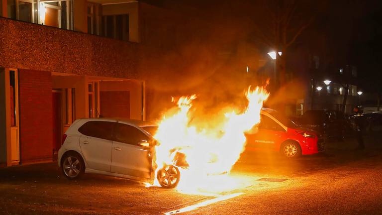 De autobrand dinsdagnacht aan de Schapedreef in Oss. (Foto: Gabor Heeres / SQ Vision)