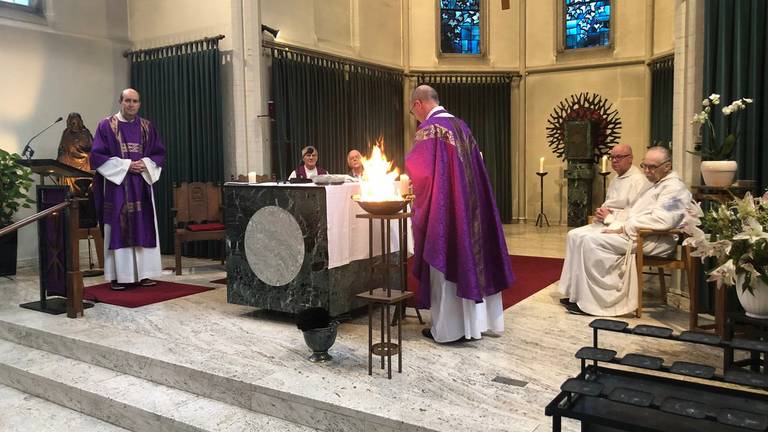 In de kapel konden katholieken een askruisjes krijgen (Foto: Alice van der Plas).