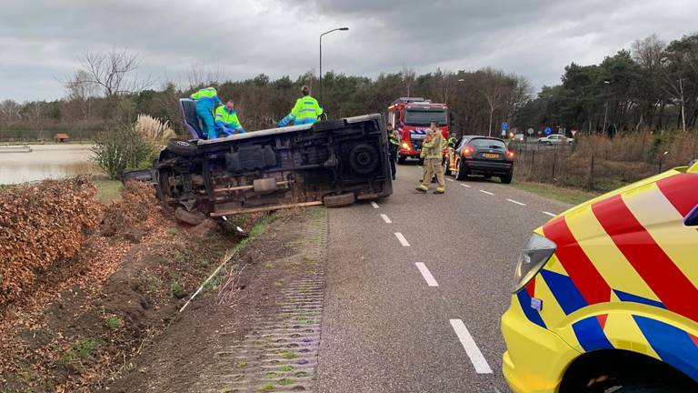 Het busje belandde op zijn kant (foto: SQ Vision).