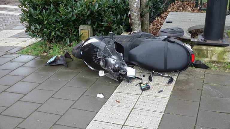 De scooter is beschadigd door de aanrijding. (foto: Bart Meesters / Meesters Multi Media)