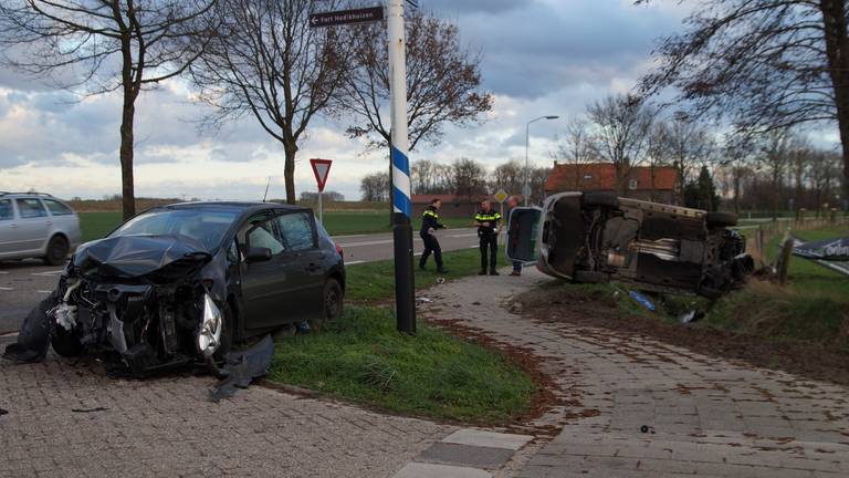 De auto belandde op zijn kop in de sloot (Foto: Anja van Beek)