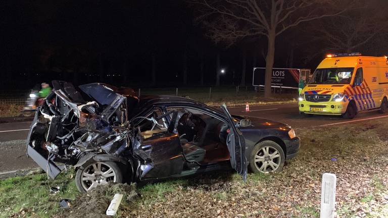 De auto zou tegen een boom zijn gereden. (foto: Bart Meesters / Meesters Multi Media)