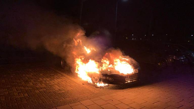 Het is de zoveelste auto die in vlammen opgaat in Oss (Foto: Gabor Heeres/SQ Vision Mediaprodukties)
