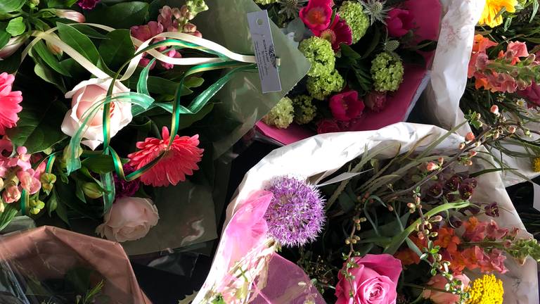 Veel klanten komen bloemen brengen voor de overvallen juwelier (Foto: Imke van de Laar)