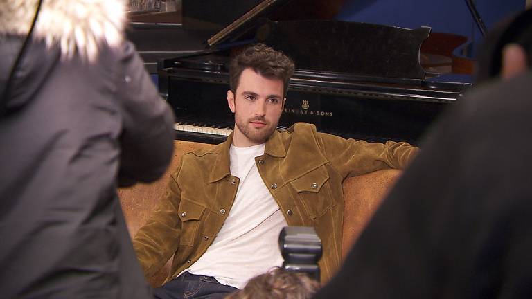 Er komt een hoop op Duncan Laurence af, maar hij blijft ontspannen (Foto: NOS)