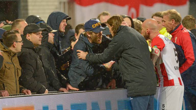 Onrust in Oss, Marcel van der Sloot en Bryan Smeets proberen de fans te kalmeren (foto: OrangePictures).