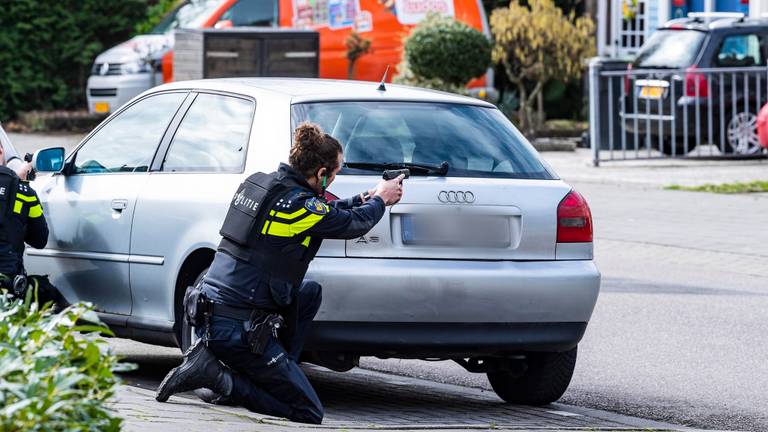 Politie houdt vier mensen aan (Foto: Jack Brekelmans)
