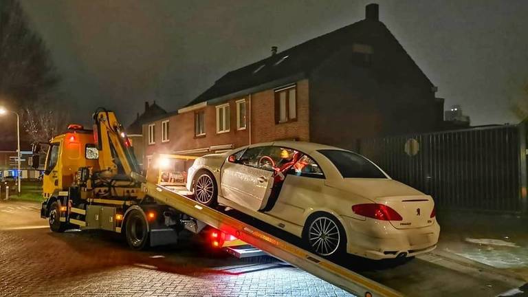 De auto van de man is getakeld. (Foto: politieteam Tilburg Centrum)