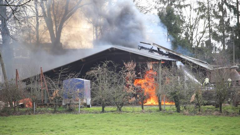 Loods vliegt in brand (Foto: Marco van den Broek)