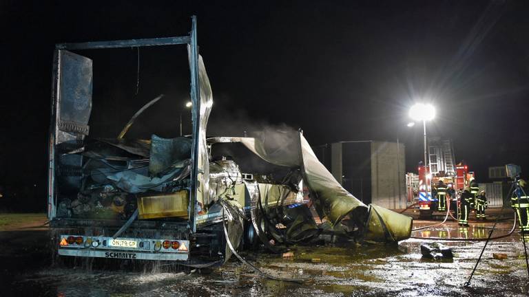 De vrachtwagen brandde volledig uit (Foto: Toby de Kort)