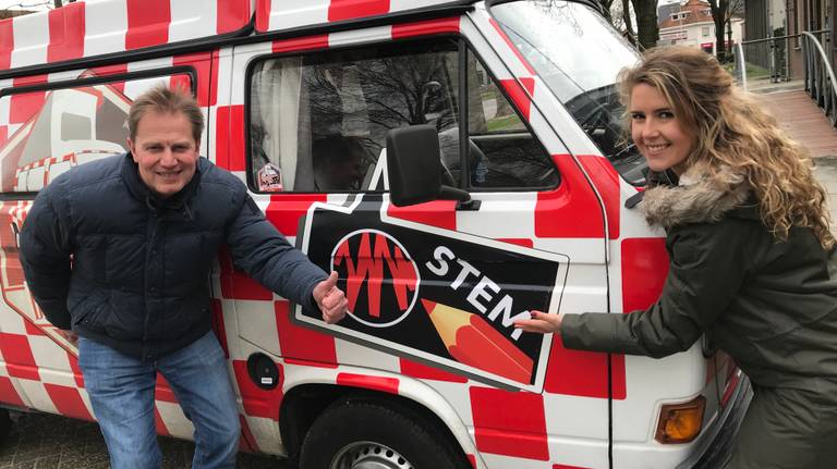 Verslaggevers Erik Peeters en Eva de Schipper rijden met 't StemBuske door Brabant