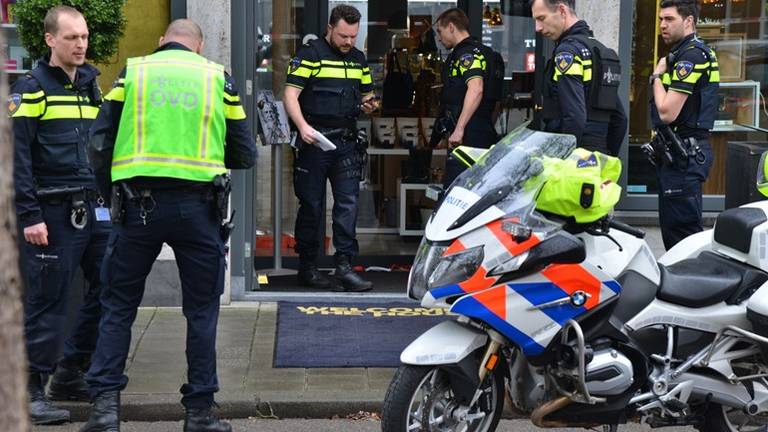 De politie begon meteen een groot onderzoek na de overval. (Foto: Perry Roovers/SQ Vision)