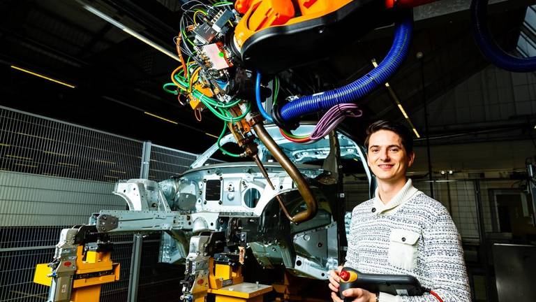 Een robot van VDL Steelweld in Breda in de automobielindustrie. (foto: VDL Steelweld)