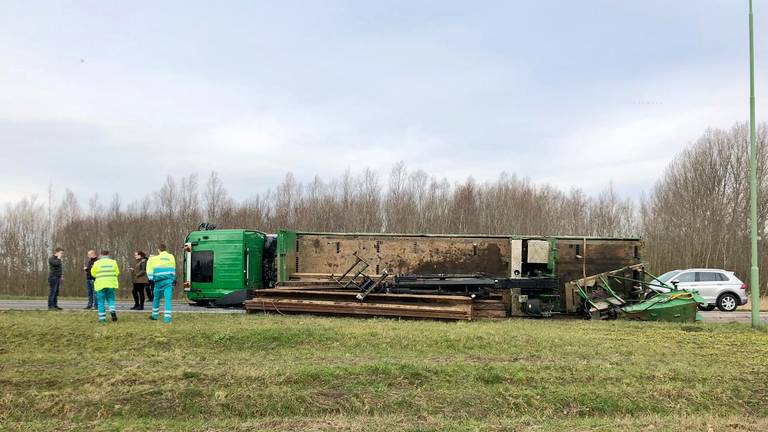 Gekantelde vrachtwagen op A27 bij Werkendam. (foto: Jeroen Stuve)