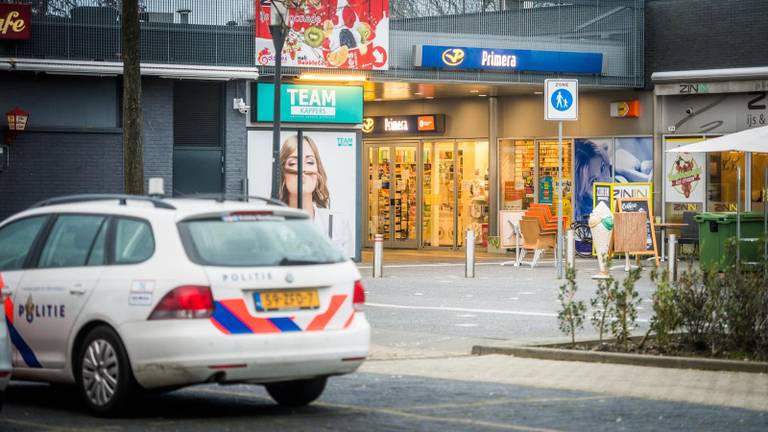 De winkel werd overvallen door een minderjarige jongen (foto: Sem van Rijssel/SQ Vision Mediaprodukties)