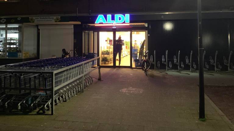 Na de overval gingen de daders er te voet vandoor. (Foto: Dave Hendriks / SQ Vision)