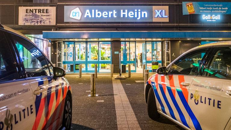 De bloemenwinkel in de Albert Heijn XL die donderdag werd overvallen (foto: Sem van Rijssel / SQ Vision).