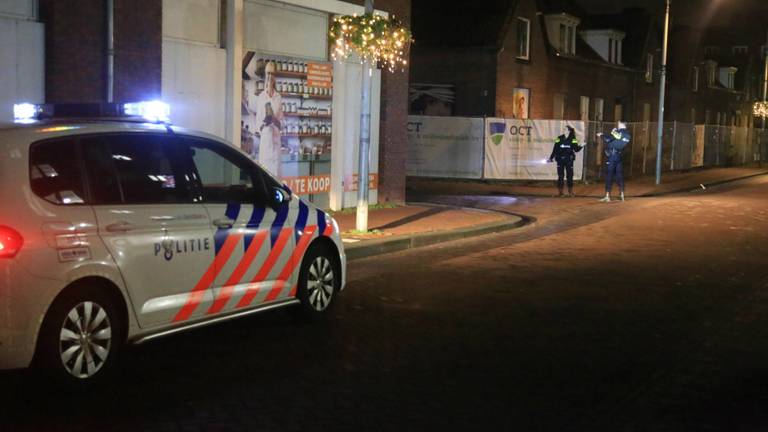 De politie doet onderzoek na de schietpartij. (Foto: Harrie Grijseels)