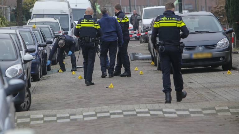 Politie doet bij daglicht onderzoek na de explosie (foto: Arno van der Linden/SQ Vision Mediaprodukties).