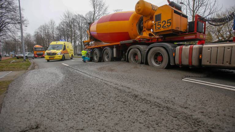 De cementwagen die zich vastreed (foto: Arno van der Linden/SQ Vision Mediaprodukties).