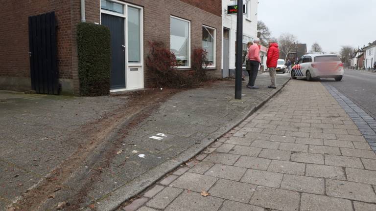 Vrouw belandt met auto op het trottoir in de Hoofdstraat in Schijndel (Foto: Sander van Gils)