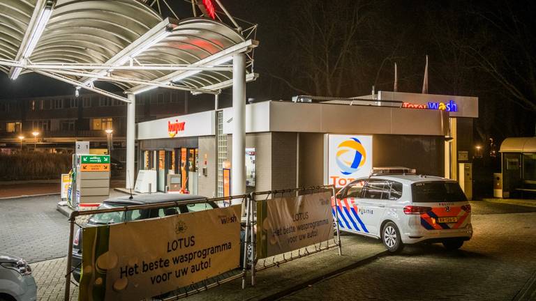 Het overvallen tankstation. (Foto: Sem van Rijssel/SQ Vision)