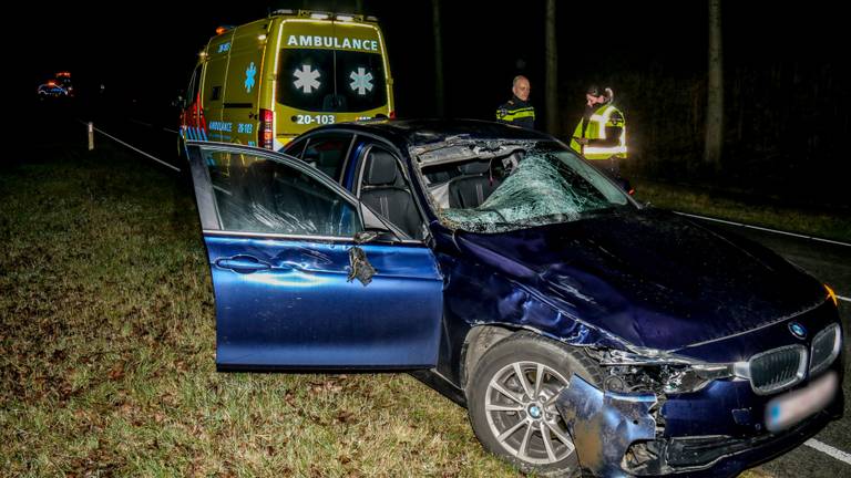 Veel schade aan de auto na het ongeluk. (Foto: 112Nieuwsonline/Danny van Schijndel)